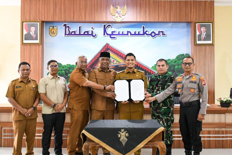 Wakil Wali Kota Banda Aceh Afdhal Khalilullah bersama unsur pemerintah, TNI, dan Polri menunjukkan dokumen deklarasi komitmen dalam mewujudkan kamtibmas yang aman, tertib, dan kondusif di Kota Banda Aceh, di Balai Keurukon, Senin (28/9/2026). Foto: Dok. Prokopim Kota Banda Aceh