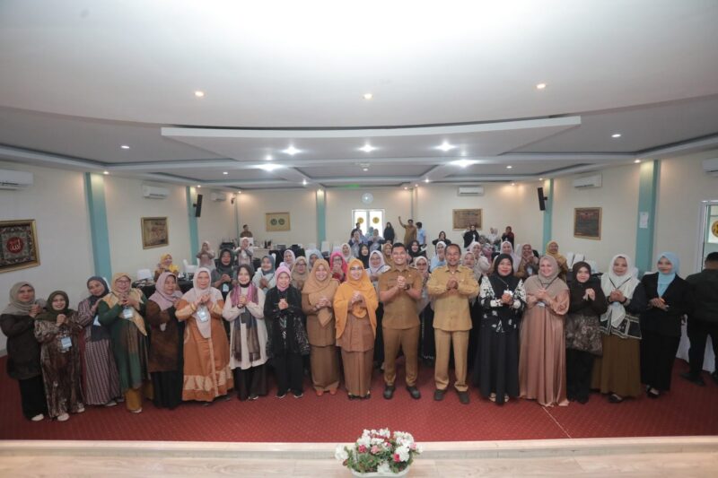 Wakil Wali Kota Banda Aceh Afdhal Khalilullah foto bersama Kepala Dinas P3AP2KB Tiara Sutari, para narasumber, dan pengurus Balee Inong usai pembukaan Workshop Penyusunan AD/ART Balee Inong Kota Banda Aceh di Hotel Al Hanifi, Banda Aceh, Selasa (29/9/2026). Foto: Dok. Prokopim Kota Banda Aceh
