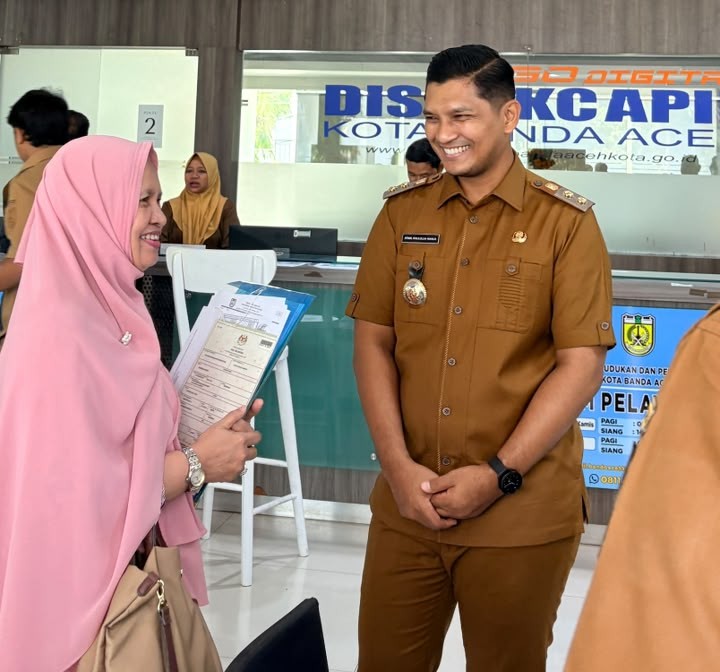 Wakil Wali Kota Banda Aceh Afdhal Khalilullah berbincang dengan warga saat meninjau pelayanan administrasi kependudukan di Disdukcapil Kota Banda Aceh, Gedung Mawardy Nurdin, Senin (28/9/2026). Foto: Dok. Diskominfo Kota Banda Aceh