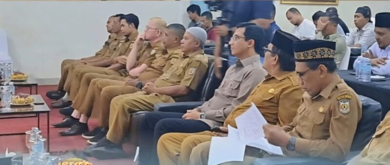 Ketua DPRK Banda Aceh Irwansyah ST bersama peserta dan narasumber kegiatan peningkatan kapasitas (capacity building) Pageu Gampong di Aula Hotel Hanifi, Kecamatan Kuta Alam, Banda Aceh, Senin (28/9/2026). Foto: Dok. DPRK Banda Aceh