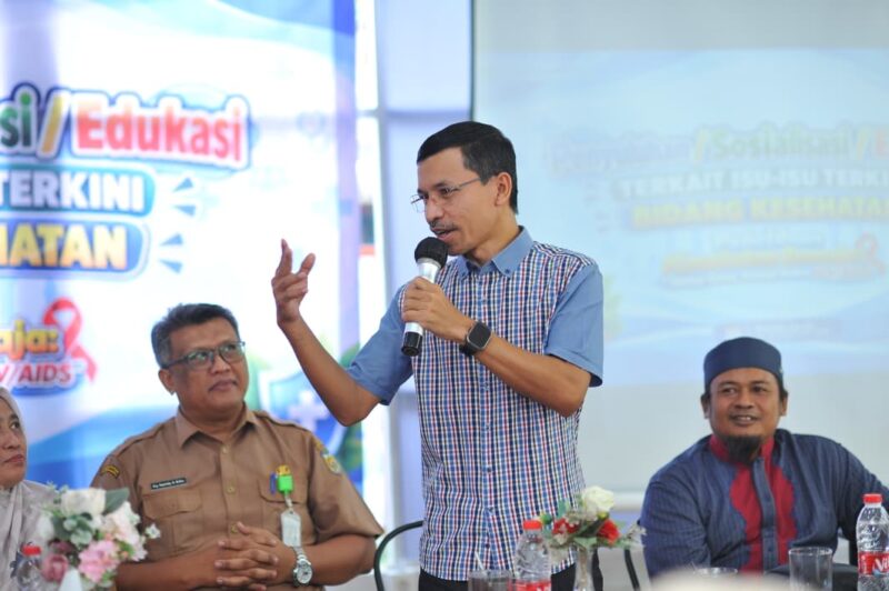 Ketua Komisi IV DPRK Banda Aceh Farid Nyak Umar menyampaikan materi dan edukasi kepada kader remaja Posyandu dalam kegiatan “Hidup Sehat, Remaja Bebas HIV/AIDS” di Paopia Coffee, Banda Aceh, Selasa (29/9/2026). Foto: Dok. DPRK Banda Aceh