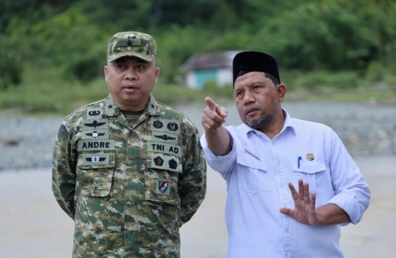 Kepala Perencanaan dan Pengendalian Posko Nasional Satgas PRR Brigjen TNI Andre Julian meninjau lokasi pembangunan SDN Alue Lhok, Kecamatan Pante Ceureumen, Aceh Barat, Rabu (30/9/2026). Foto: Dok. Pemkab Aceh Barat