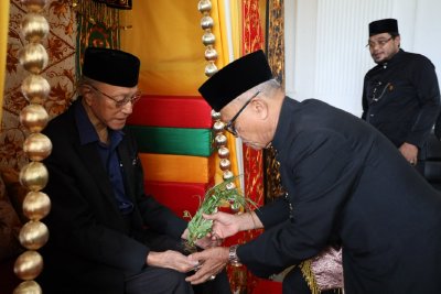 Wali Nanggroe Aceh Tgk. Malik Mahmud Al Haythar mengikuti prosesi peusijuek di Meuligoe Wali Nanggroe, Rabu (30/9/2026), setelah kembali dari Penang, Malaysia. Foto: Dok. Istimewa 