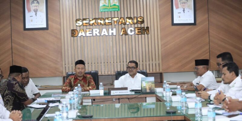 Plt. Sekda Aceh Taufik, ST, M.Si, didampingi Asisten Administrasi Umum Sekda Aceh, Dr. A. Murtala, M.Si, memimpin rapat pelaksanaan Pekan Olahraga Aceh (PORA) ke- XV Aceh Jaya, yang diikuti para Kepala SKPA/Biro dan unsur terkait, di Ruang Rapat Sekda Aceh, Banda Aceh, Rabu, (7/10/2026). Foto: Dok. Biro Adpim Setda Aceh 