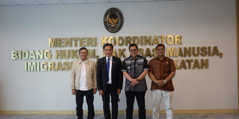 Wakil Gubernur Aceh H. Fadhlullah, didampingi Bupati Aceh Tengah, Drs. Haili Yoga, M.Si, foto bersama Menteri Koordinator Bidang Hukum, Hak Asasi Manusia, Imigrasi, dan Pemasyarakatan (Menko Kumham Imipas) Prof. Dr. Yusril Ihza Mahendra, SH, M.Sc, saat melakukan pertemuan di Kantor Kemenko Kumham Imipas, Jakarta, Rabu, (7/10/2026). Foto: Dok. Biro Adpim Setda Aceh 