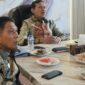 Wakil Gubernur Aceh, H. Fadhlullah didampingi Bupati Pidie Jaya, H. Sibral Malasyi, MA, S.Sos, ME, saat memimpin rapat yang diikuti para Bupati/ Wali Kota yang terdampak bencana Hidrometeorologi Aceh secara virtual, dari Ruang Rapat Kantor Badan Penghubung Pemerintah Aceh (BPPA) di Jakarta, Kamis, (8/10/2026). Foto: Dok. Biro Adpim Setda Aceh