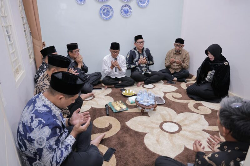 Wali Kota Banda Aceh Illiza Sa’aduddin Djamal bertakziah ke rumah duka Sjamsul Kahar, pendiri Harian Serambi Indonesia sekaligus ayahanda Wamen Komdigi Nezar Patria, di Ketapang, Kamis (1/10/2026). Foto: Dok. Diskominfo Kota Banda Aceh