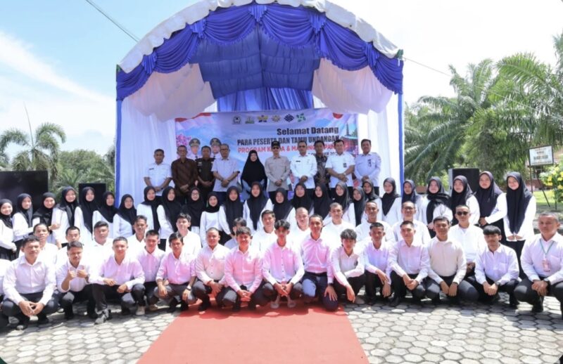 Bupati Aceh Barat Tarmizi bersama Kepala Dinas Tenaga Kerja dan Mobilitas Penduduk Aceh Akmil Husen, jajaran pemerintah daerah, serta peserta berfoto bersama usai pembukaan pelatihan bahasa Jepang dalam program Magang dan Kerja ke Jepang di Kampus AKN Aceh Barat, Rabu (7/10/2026). Foto: Dok. Pemkab Aceh Barat