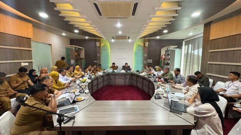 Wakil Wali Kota Banda Aceh Afdhal Khalilullah membahas pengembangan sistem Koperasi Merah Putih Syariah berbasis digital bersama tim peneliti Universitas Syiah Kuala dalam FGD di Banda Aceh, Selasa (6/10/2026). Foto: Dok. Diskominfo Kota Banda Aceh