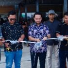 Wakil Bupati Aceh Barat Said Fadheil bersama pihak Smea Premium Kupi melakukan prosesi pengguntingan pita saat peresmian Smea Premium Kupi Meulaboh di Desa Ujong Baroh, Kecamatan Johan, Aceh Barat, Sabtu (3/10/2026). Foto: Dok. Istimewa 