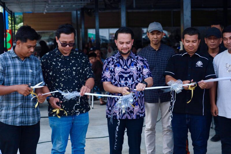 Wakil Bupati Aceh Barat Said Fadheil bersama pihak Smea Premium Kupi melakukan prosesi pengguntingan pita saat peresmian Smea Premium Kupi Meulaboh di Desa Ujong Baroh, Kecamatan Johan, Aceh Barat, Sabtu (3/10/2026). Foto: Dok. Istimewa 