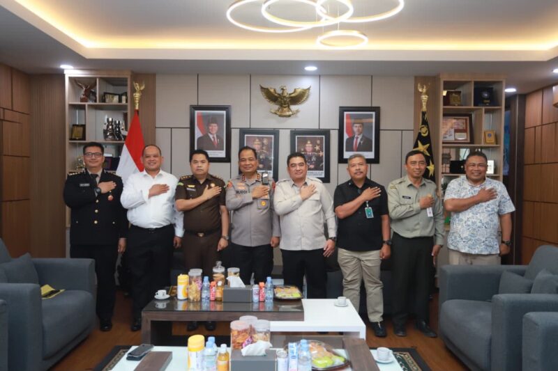 Kapolda Aceh Irjen Pol. Ruddi Setiawan menerima kunjungan silaturahmi Tim Kejaksaan Agung RI di Mapolda Aceh, Banda Aceh, Kamis (1/10/2026). Foto: Dok. Istimewa 