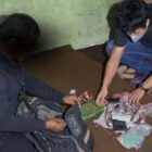 Polisi melakukan pemeriksaan terhadap sejumlah kapal yang bersandar di kawasan TPI Lampulo dalam operasi pemberantasan penyalahgunaan narkotika, Sabtu (17/10/2026). Foto: Dok. Istimewa 