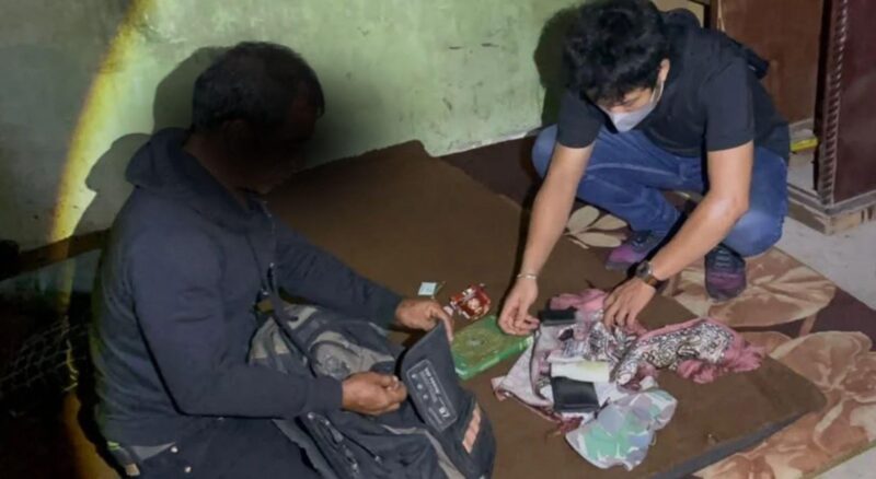 Polisi melakukan pemeriksaan terhadap sejumlah kapal yang bersandar di kawasan TPI Lampulo dalam operasi pemberantasan penyalahgunaan narkotika, Sabtu (17/10/2026). Foto: Dok. Istimewa 
