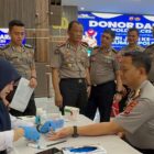 Personel dan peserta mengikuti kegiatan donor darah yang diselenggarakan Bidhumas Polda Aceh dalam rangka HUT ke-75 Humas Polri, Selasa (20/10/2026). Foto: Dok. Istimewa 