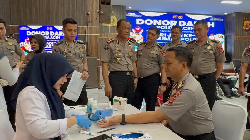Personel dan peserta mengikuti kegiatan donor darah yang diselenggarakan Bidhumas Polda Aceh dalam rangka HUT ke-75 Humas Polri, Selasa (20/10/2026). Foto: Dok. Istimewa 