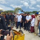 Bupati Bireuen Ir. H. Mukhlis, S.T., bersama Wakil Bupati Ir. H. Razuardi, M.T., mencoba meriam bambu dalam Festival Toet Budee Trieng di Lapangan Paya Kareung, Peusangan, Sabtu (10/10/2026). Foto: Dok. Istimewa 