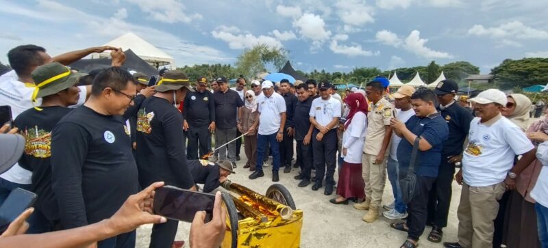 Bupati Bireuen Ir. H. Mukhlis, S.T., bersama Wakil Bupati Ir. H. Razuardi, M.T., mencoba meriam bambu dalam Festival Toet Budee Trieng di Lapangan Paya Kareung, Peusangan, Sabtu (10/10/2026). Foto: Dok. Istimewa 