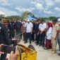 Bupati Bireuen Ir. H. Mukhlis, S.T., bersama Wakil Bupati Ir. H. Razuardi, M.T., mencoba meriam bambu dalam Festival Toet Budee Trieng di Lapangan Paya Kareung, Peusangan, Sabtu (10/10/2026). Foto: Dok. Istimewa 