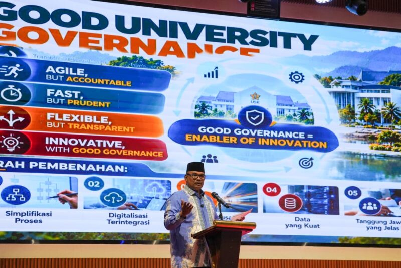 Ketua MWA USK, Dr. Safrizal ZA, menyampaikan sambutan saat membuka Rapat Kerja Universitas Syiah Kuala (USK) di Ballroom Gayo Petro Hotel, Takengon, Aceh Tengah, Jumat malam (2/10/2026). Foto: Dok. Humas USK