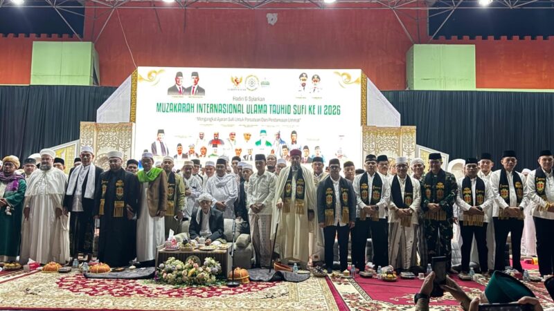 Perwakilan Polda Aceh bersama ulama dan tamu undangan menghadiri pembukaan Muzakarah Internasional Ulama Tauhid Sufi Ke-II di Banda Aceh, Jumat malam (9/10/2026). Foto: Dok. Istimewa 