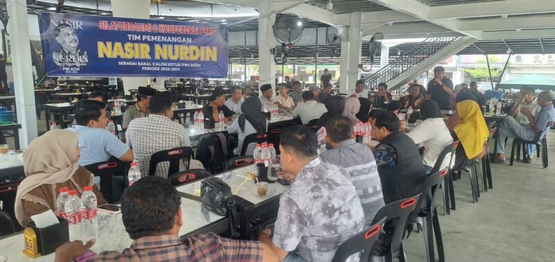 Suasana silaturahmi dilanjutkan konferensi pers Tim Pemenangan Nasir Nurdin sebagai bakal calon Ketua PWI Aceh di Posko Pemenangan, REX Premium Kopi Peunayong, Banda Aceh, Sabtu, 17 Oktober 2026. Foto: Dok. Tim Pemenangan BNN